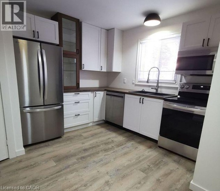 Photo 4 at 125 BAY Street 6, Woodstock