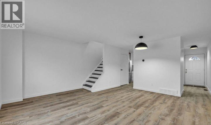 Photo 9 at 125 BAY Street 6, Woodstock