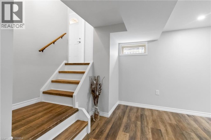 Photo 35 at 8 Sandy Row, Brantford