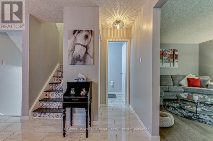 Photo 2 at 15 - 1 Lamer's Court, Tillsonburg