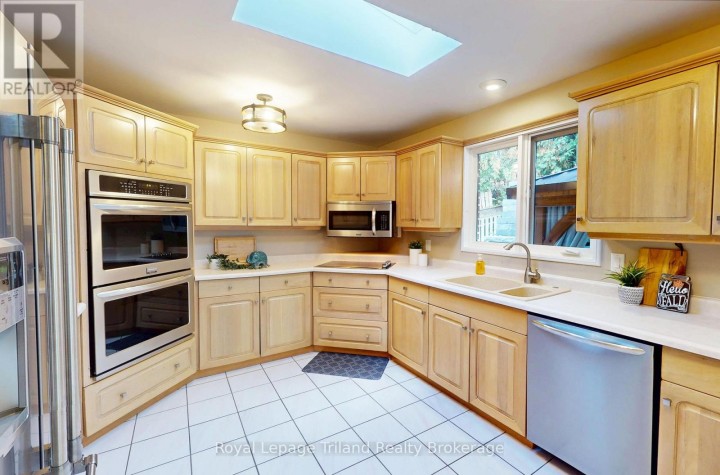 Photo 13 at 444 Lee Avenue, Woodstock - North, Woodstock