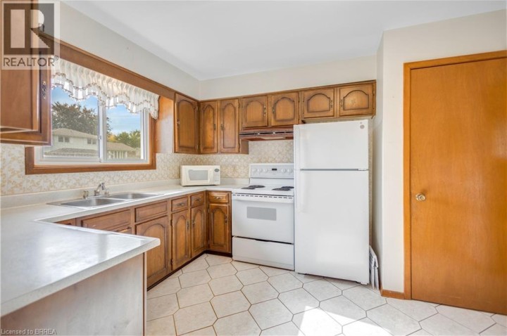 Photo 9 at 14 Burdock Boulevard, Brantford