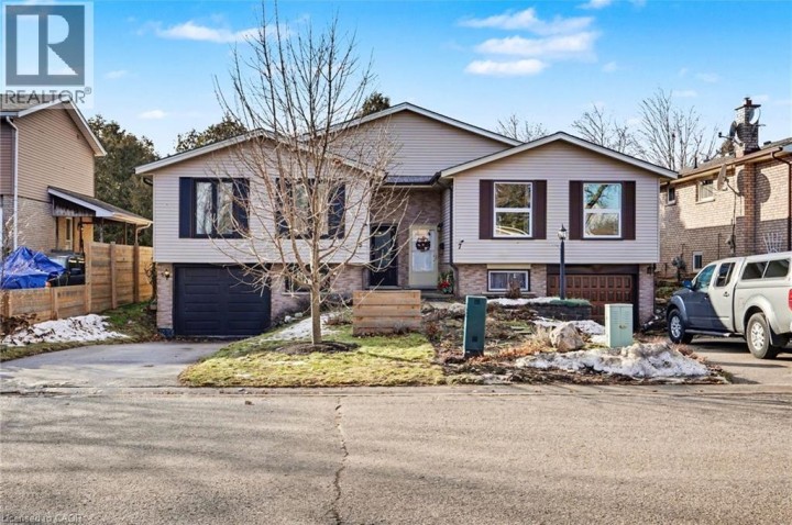 Photo 3 at 5 Equestrian Court, Brantford