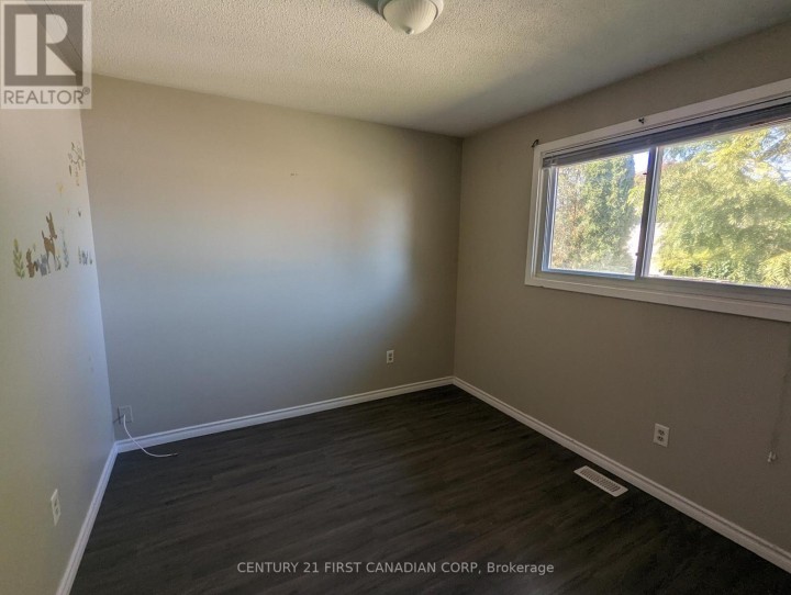 Photo 11 at 6 Spartan Drive, Brantford