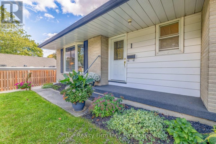 Photo 2 at 1 Earlscourt Crescent, Woodstock - North, Woodstock