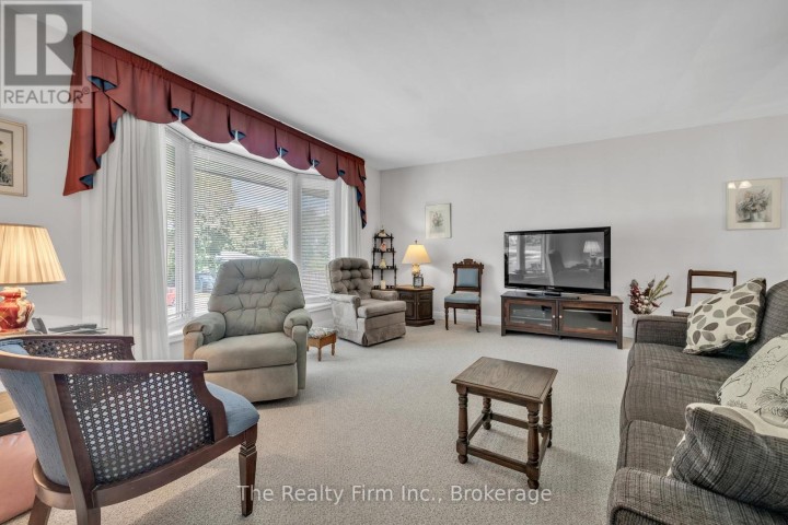 Photo 7 at 1 Earlscourt Crescent, Woodstock - North, Woodstock