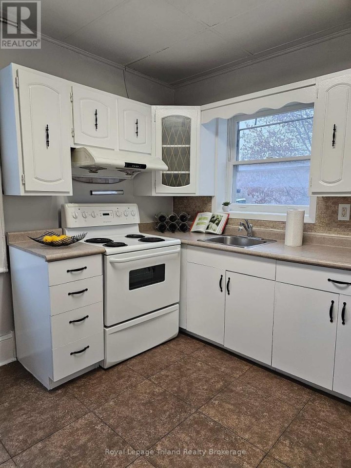 Photo 7 at 18 Chapel Street, Woodstock - South, Woodstock