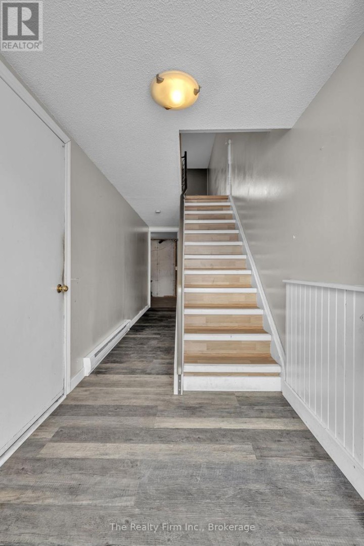 Photo 18 at 40 Marlboro Court, Woodstock - North, Woodstock