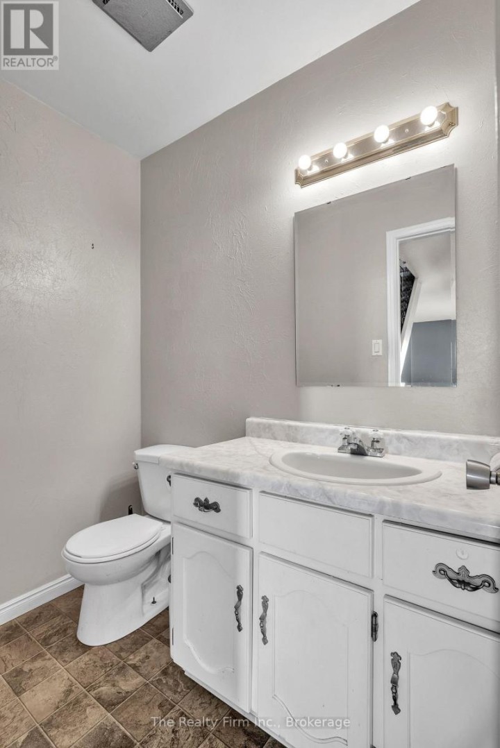 Photo 7 at 40 Marlboro Court, Woodstock - North, Woodstock