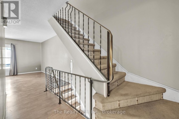 Photo 8 at 40 Marlboro Court, Woodstock - North, Woodstock