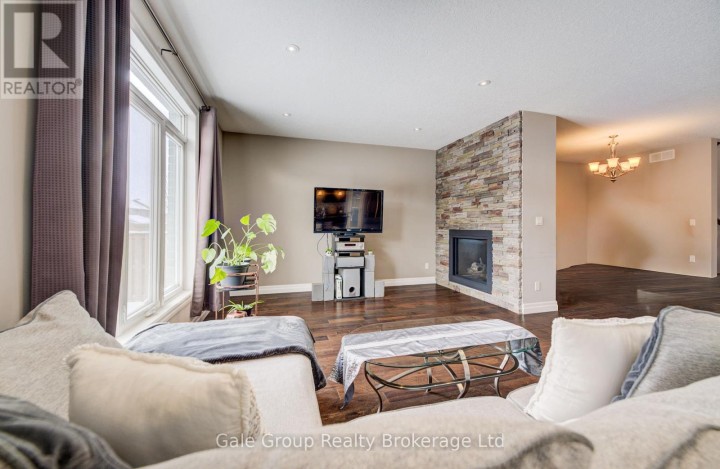 Photo 11 at 117 Juno Crescent, Woodstock - North, Woodstock