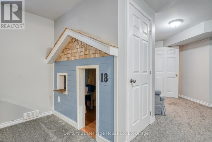 Photo 38 at 18 Potters Way, Woodstock - South, Woodstock