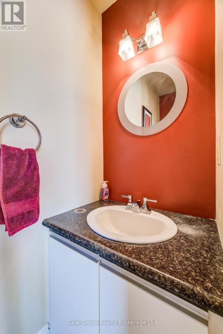 Photo 13 at 20 - 1093 Nellis Street, Woodstock - North, Woodstock