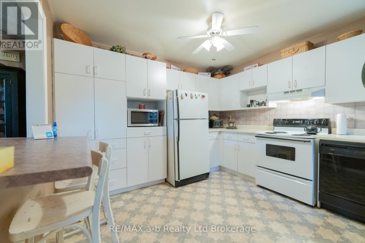 Photo 8 at 8 - 19 Wren Court, Tillsonburg