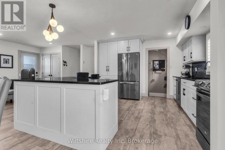 Photo 9 at 32 Devon Court, Tillsonburg