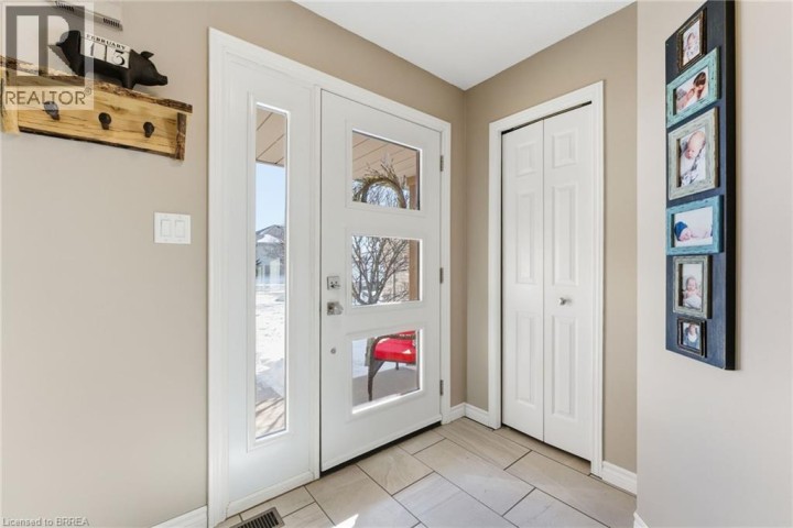 Photo 4 at 15 Anastasia Crescent, Brantwood Park, Brantford