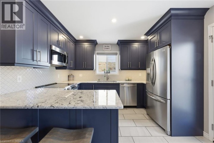 Photo 7 at 15 Anastasia Crescent, Brantwood Park, Brantford