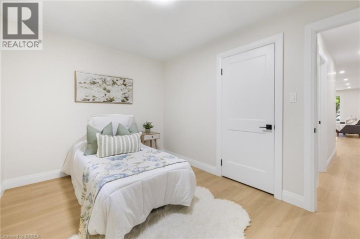 Photo 12 at 9 Ventnor Court, Grand Woodlands, Brantford