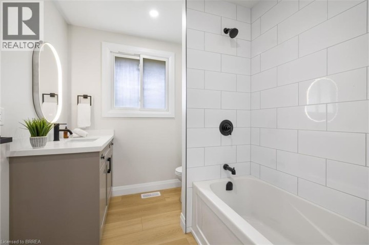 Photo 14 at 9 Ventnor Court, Grand Woodlands, Brantford