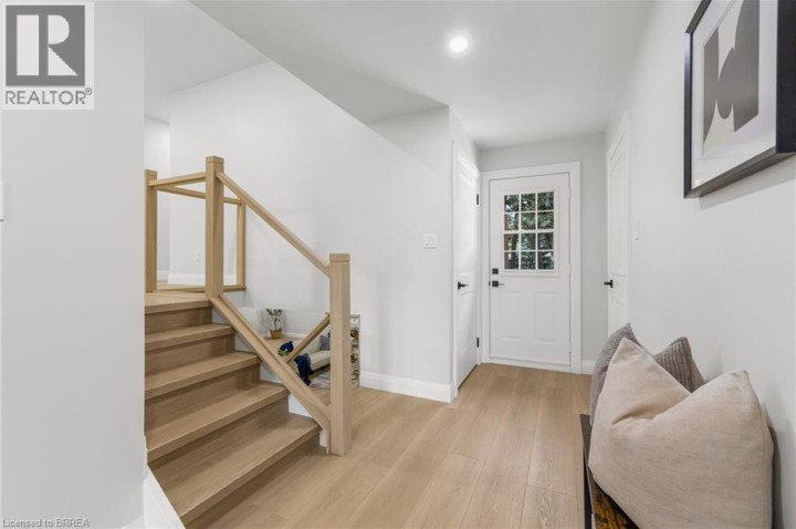 Photo 3 at 9 Ventnor Court, Grand Woodlands, Brantford