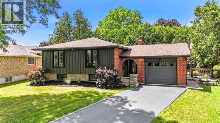 Photo 2 at 9 Ventnor Court, Grand Woodlands, Brantford