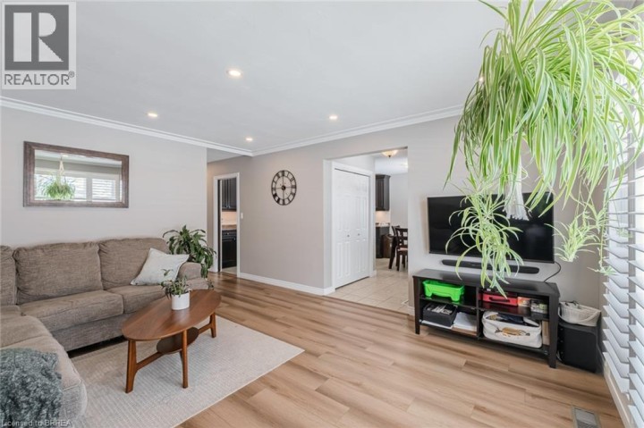 Photo 8 at 18 Linden Avenue, Echo Place, Brantford