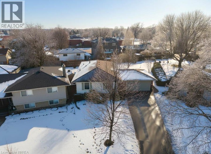 Photo 2 at 17 Crabapple Court, Brier Park, Brantford