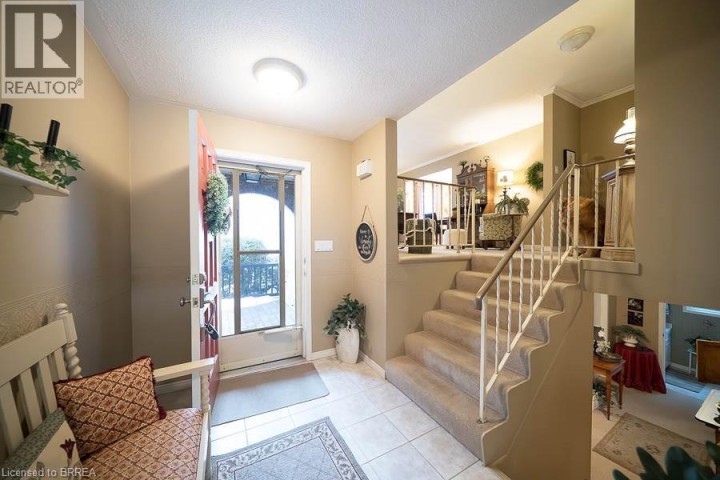 Photo 4 at 17 Crabapple Court, Brier Park, Brantford