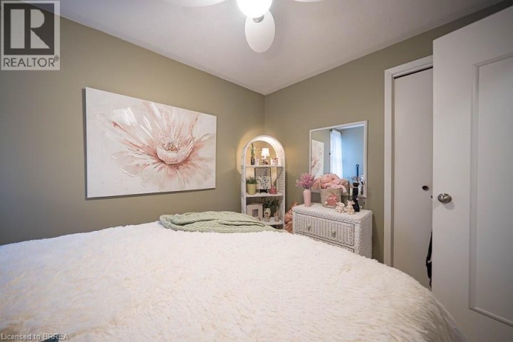 Photo 11 at 17 Crabapple Court, Brier Park, Brantford