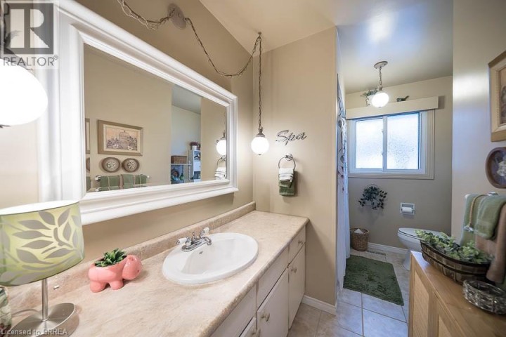 Photo 12 at 17 Crabapple Court, Brier Park, Brantford