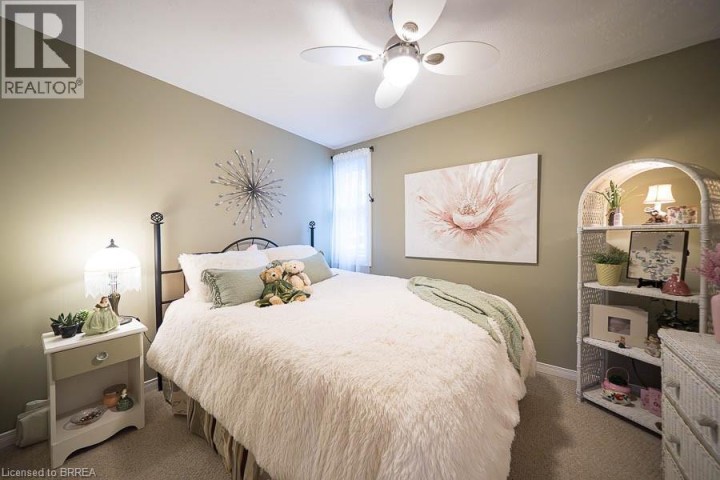 Photo 10 at 17 Crabapple Court, Brier Park, Brantford