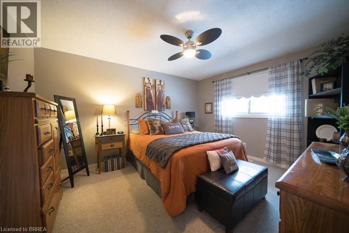 Photo 13 at 17 Crabapple Court, Brier Park, Brantford