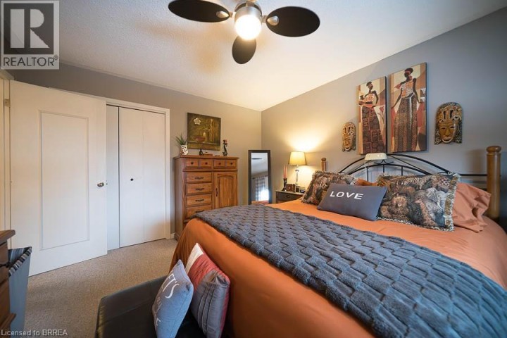 Photo 14 at 17 Crabapple Court, Brier Park, Brantford