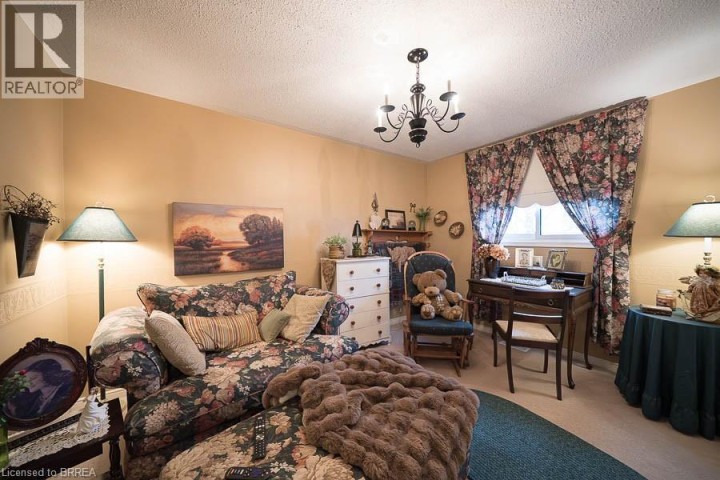 Photo 17 at 17 Crabapple Court, Brier Park, Brantford