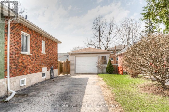 Photo 4 at 46 2 Avenue, Kitchener
