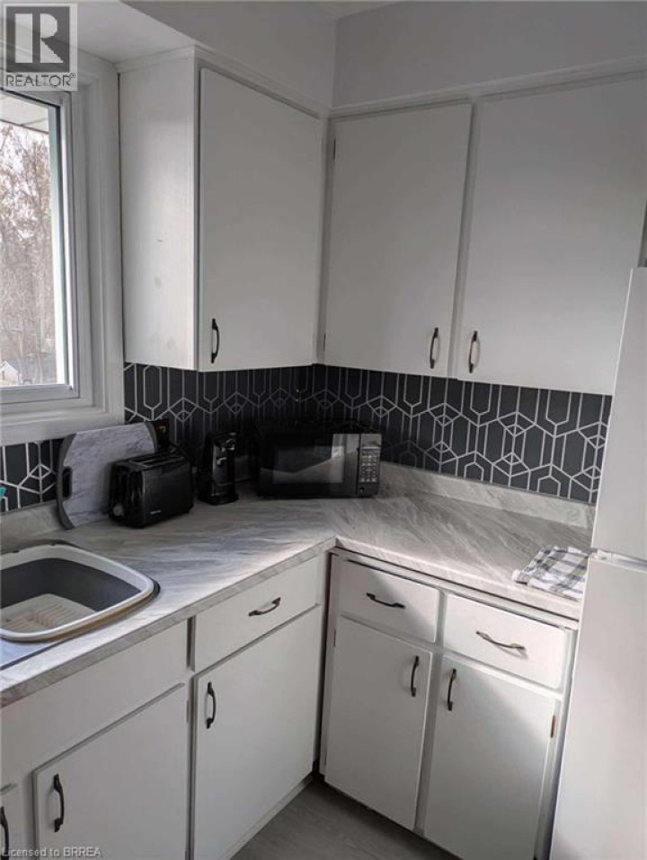 Photo 5 at 3 - 36 Graham Avenue, Lion's Park, Brantford