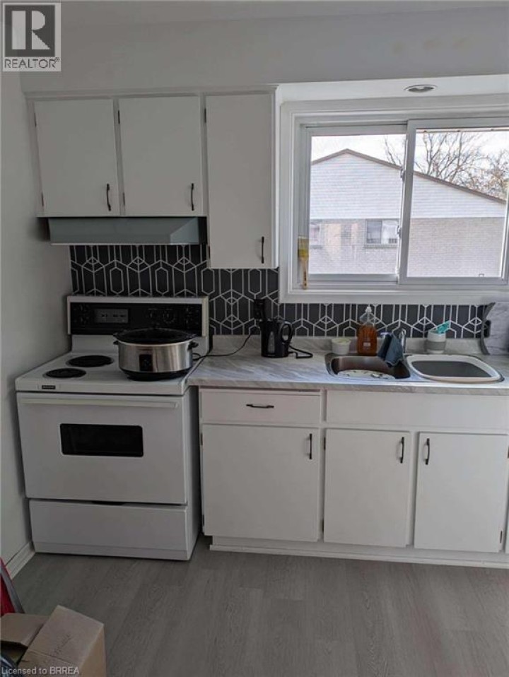 Photo 6 at 3 - 36 Graham Avenue, Lion's Park, Brantford