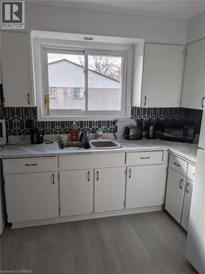 Photo 8 at 3 - 36 Graham Avenue, Lion's Park, Brantford