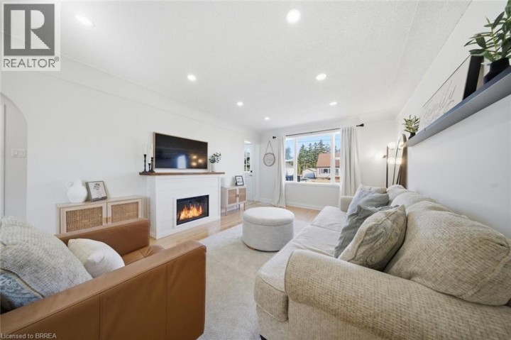 Photo 1 at 31 Willow Drive, Fairview / Greenbrier, Brantford