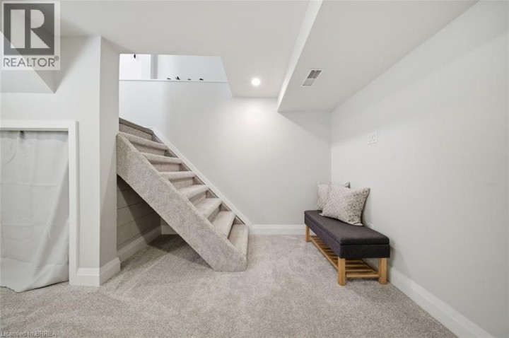 Photo 19 at 31 Willow Drive, Fairview / Greenbrier, Brantford