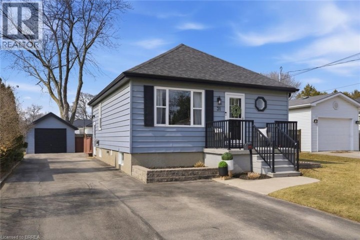 Photo 2 at 31 Willow Drive, Fairview / Greenbrier, Brantford