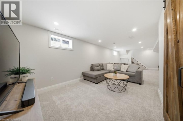 Photo 21 at 31 Willow Drive, Fairview / Greenbrier, Brantford