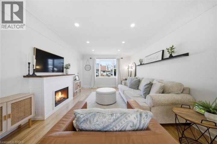 Photo 9 at 31 Willow Drive, Fairview / Greenbrier, Brantford