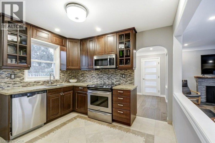 Photo 10 at 34 Oakley Court, Dancaster / Nakoma / Maple Lane, Ancaster