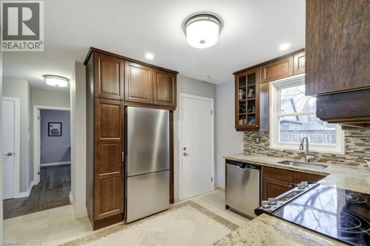 Photo 12 at 34 Oakley Court, Dancaster / Nakoma / Maple Lane, Ancaster