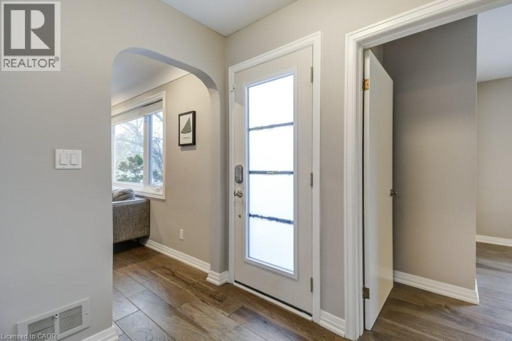 Photo 5 at 34 Oakley Court, Dancaster / Nakoma / Maple Lane, Ancaster