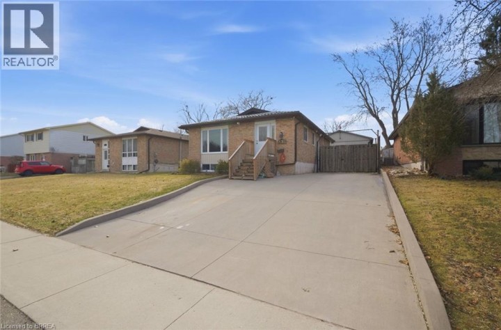 Photo 2 at 136 Woodlawn Avenue, Woodlawn, Brantford