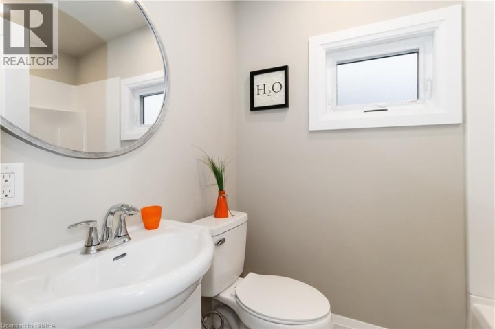 Photo 11 at 16 Mt. Pleasant Street, Old West Brant, Brantford