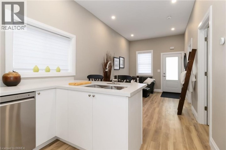 Photo 4 at 16 Mt. Pleasant Street, Old West Brant, Brantford