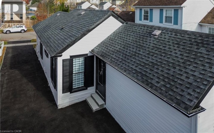 Photo 2 at 133 Wake Robin Drive, Laurentian Hills / Country Hills W, Kitchener